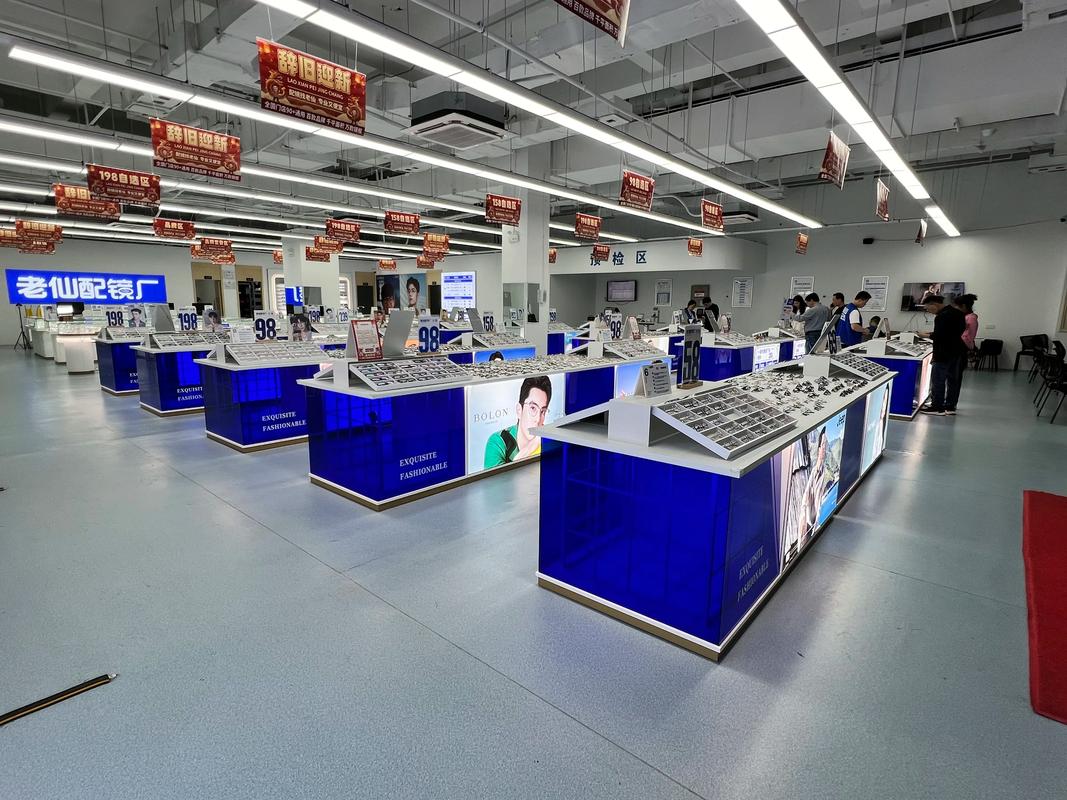 陽光視線眼鏡工廠店 簡約設(shè)計(jì)，專業(yè)服務(wù)的商業(yè)美學(xué)